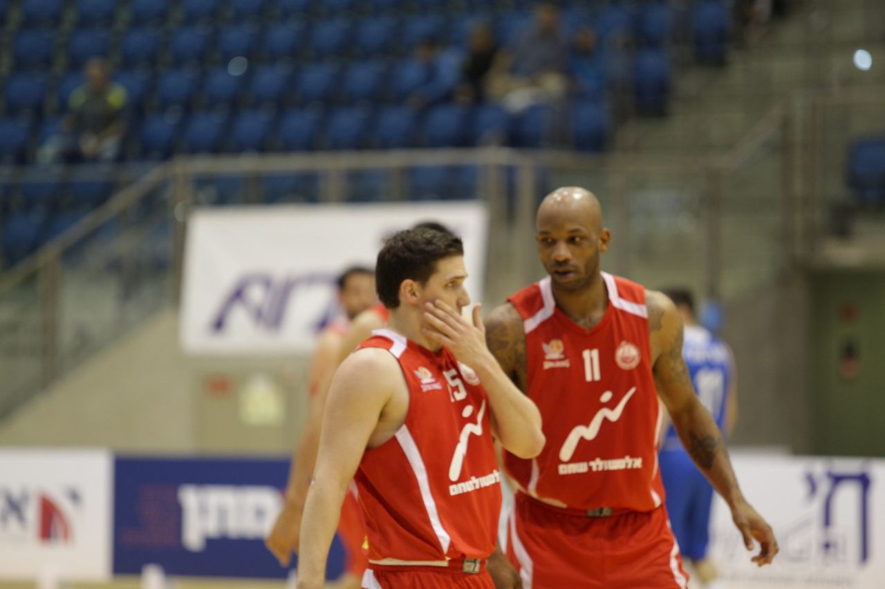 אוי ואבוי. ככה נראו ג'ייסון וויליאמס ויועד בית יוסף במחצית הראשונה (צילום: אסף חיימוביץ')